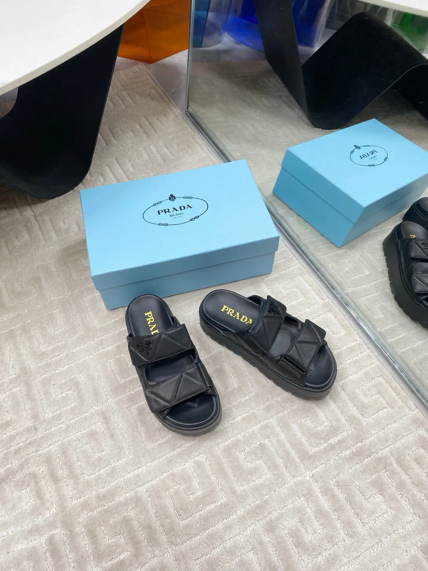 👟👟Ex-factory price 580👟👟 Prada Prada 2025 spring and summer new sandals Roman thick-soled Velcro sandals slippers The latest catwalk style, classic upgrades Comfort and fashionability coexist Each color combination looks good, and the design matches different style needs Upper: Original customized cowhide Lining: Original customized sheepskin lining, cowhide Foot pads Outsole: Original open-molded anti-slip outsole Shoe size: 35-40